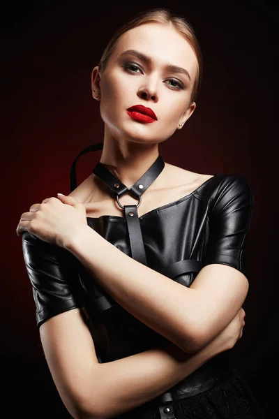 革でセクシーな美しい若い女性 美容メイク女の子 赤い唇 Swordbelt — ストック写真