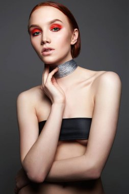 gümüş kolye seksi güzel kadın. Moda güzellik makyaj kız, deri sutyen, zencefil model portresi