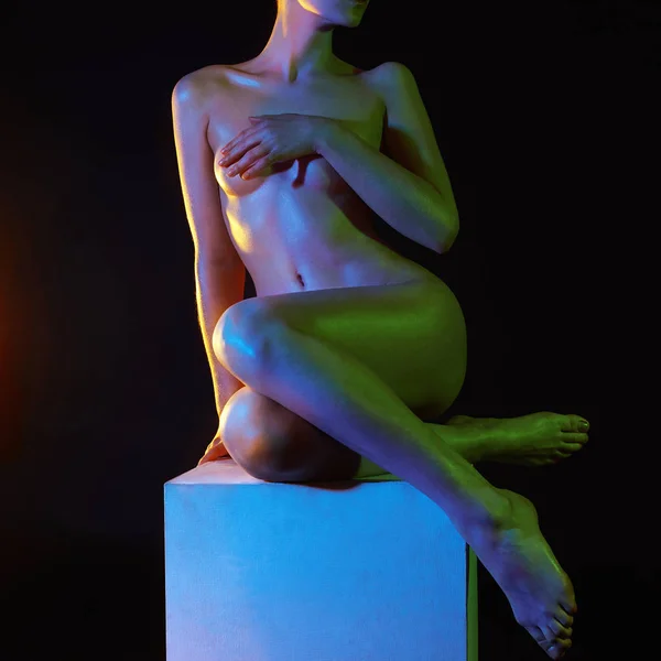 Γυμνό Γυναίκα Πολύχρωμα Φωτεινά Φώτα Ποζάρει Στο Studio Αφρώδη Πολύχρωμα — Φωτογραφία Αρχείου