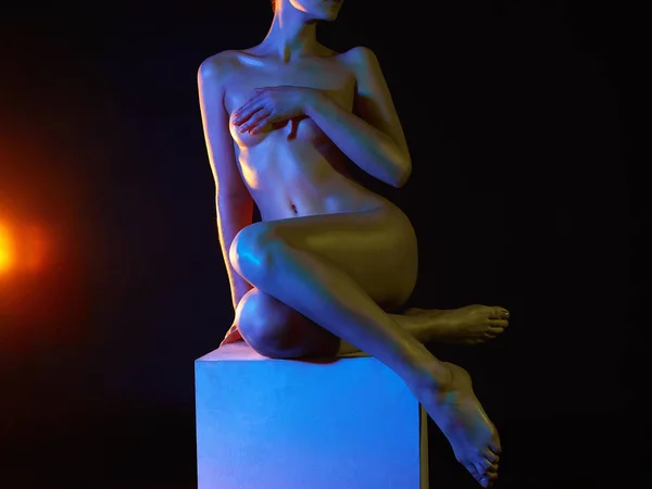 Γυμνό Γυναίκα Πολύχρωμα Φωτεινά Φώτα Ποζάρει Στο Studio Αστραφτερό Λαμπερό — Φωτογραφία Αρχείου