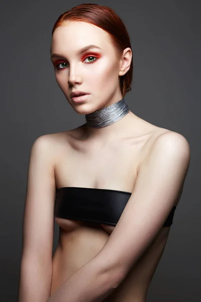 Szexi Gyönyörű Ezüst Nyaklánc Szépség Make Lány Bőr Melltartó Gyömbér — Stock Fotó