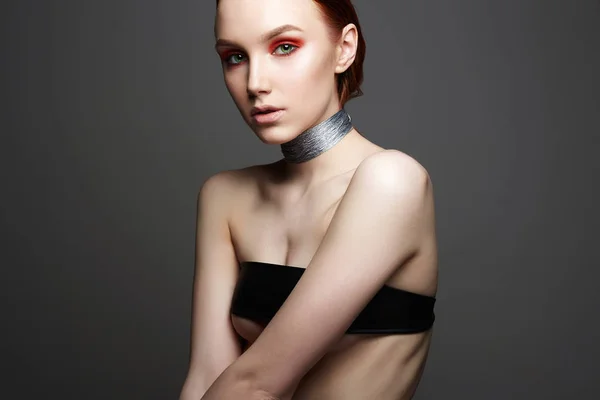 Sexy Hermosa Mujer Collar Plata Retrato Moda Belleza Maquillaje Chica —  Fotos de Stock