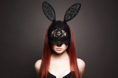 Güzel seksi kız dantel maskeli. Kırmızı saçlı Genç kadın, komik Bunny Cadılar Bayramı maskeli balo