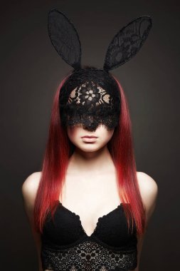 Güzel seksi kız dantel maskeli. Kırmızı saçlı Genç kadın, komik Bunny Cadılar Bayramı maskeli balo