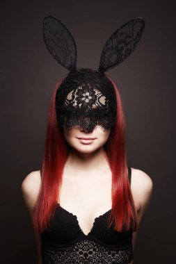 Güzel seksi kız dantel maskeli. Kırmızı saçlı Genç kadın, komik tavşan kulakları maskesi, Cadılar Bayramı Kostüm