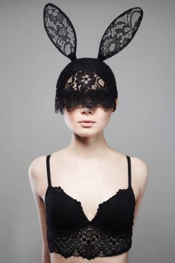 Güzel seksi kız dantel maskeli. Genç kadın iç çamaşırı ve komik tavşan kulakları maskesi, Cadılar Bayramı Kostüm