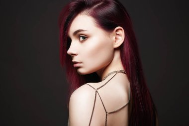 Takı kadın sırtında. Renk saç ile güzel kız ve zincir kolye. seksi genç kadın, Trendy boyalı saç rengi