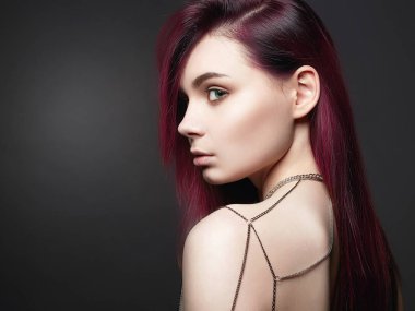 Takı kadın sırtında. Renk saç ile güzel kız ve zincir kolye. seksi genç kadın, Trendy boyalı saç rengi