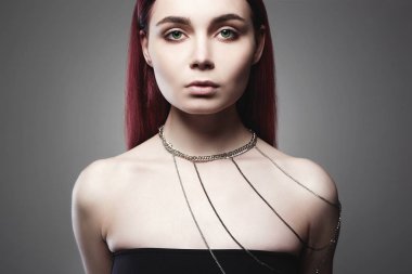 Saç rengi ve zincir kolye omuz ile güzellik kız. Güzel seksi genç kadın portre. Trendy boyalı saç rengi