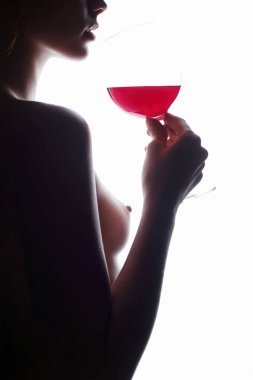 Çıplak kadın şarap içme. Çıplak vücut kız holding kadehinin. Çıplaklık