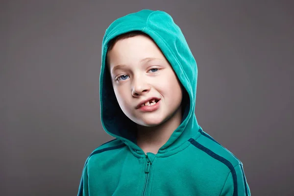 フードに変な少年 ハンサムな面白い子供 面白い顔をしかめる感情子 — ストック写真