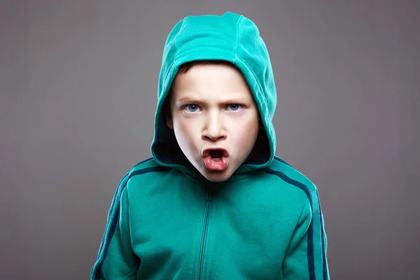 Rapaz Gritar Hood Miúdo Engraçado Bonito Criança Emoção Grimace Engraçado — Fotografia de Stock