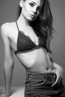 Genç kadın moda siyah beyaz portre. Kot pantolon ve iç çamaşırı seksi kız güzel