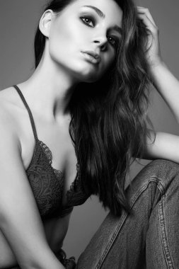 Genç kadın moda siyah beyaz portre. Kot pantolon ve iç çamaşırı seksi kız güzel
