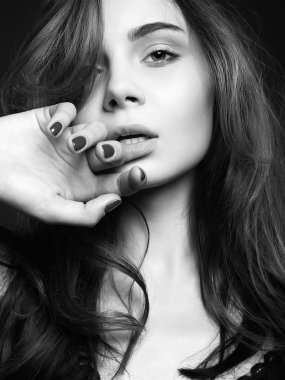 Güzellik kız yüz. Güzel genç kadın siyah beyaz portre