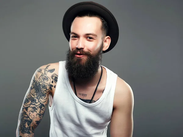 Mody Portret Młodzieńca Brodaty Uśmiechnięty Chłopiec Hipster Przystojny Mężczyzna Kapeluszu — Zdjęcie stockowe