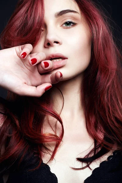Piękna Dziewczyna Portret Zdrowe Włosy Czerwony Piękna Młoda Kobieta — Zdjęcie stockowe