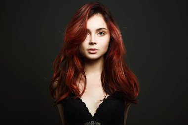 sağlıklı kırmızı renk saçlı güzel kız. Seksi genç kadın iç çamaşırı