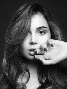 Güzellik kız yüz. Güzel genç kadın siyah beyaz portre