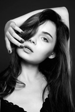 Güzellik kız yüz. Güzel genç kadın siyah beyaz portre