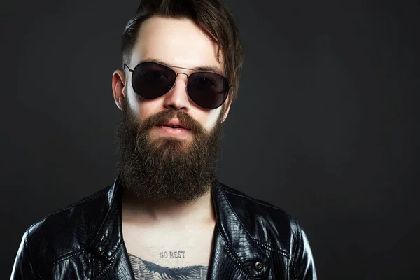Trendy Hipster Man Met Tattoo Zonnebril Brutal Bebaarde Sexy Boy — Stockfoto