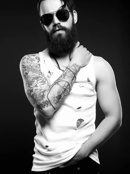 Tattoed Przystojny Mężczyzna Okulary Przeciwsłoneczne Brutalne Brodaty Hipster Chłopiec Rozdarty — Zdjęcie stockowe