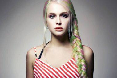 Renkli boyalı saçlı güzellik moda Model kız. Kadın mükemmel makyaj ve saç modeli ile. Mükemmel sağlıklı boyalı saç modeli. Gökkuşağı saç modelleri