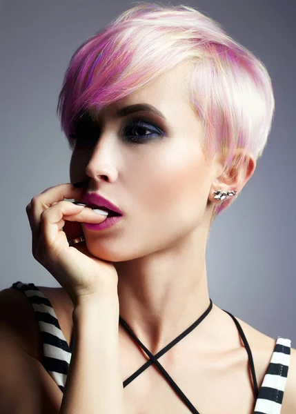 Kısa Saçlı Kız Renkli Boyalı Saçlı Güzellik Moda Model Kız — Stok fotoğraf