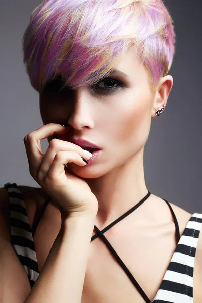 短い髪の女の子 カラフルな染め髪と美容ファッションのモデルの女の子 完璧なメイクと髪型の女性 虹の髪型 — ストック写真