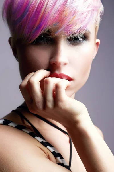 カラフルな染め髪と美容ファッションのモデルの女の子 完璧なメイクや髪型の女の子 完璧な健康的な染め髪をモデルします 虹の髪型 — ストック写真