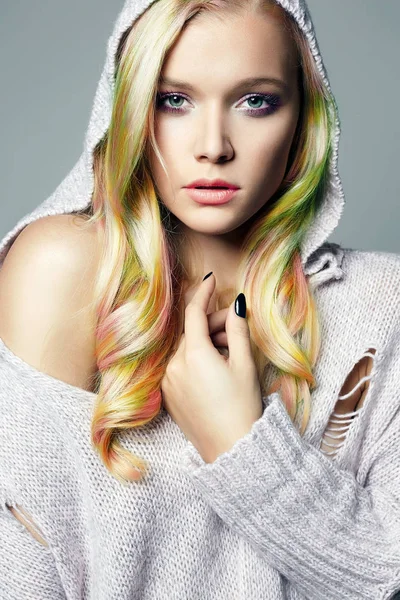 カラフルな髪のフードの美しい少女 カラフルな染め髪の美容ファッション モデル 虹の髪型の若い女性 — ストック写真