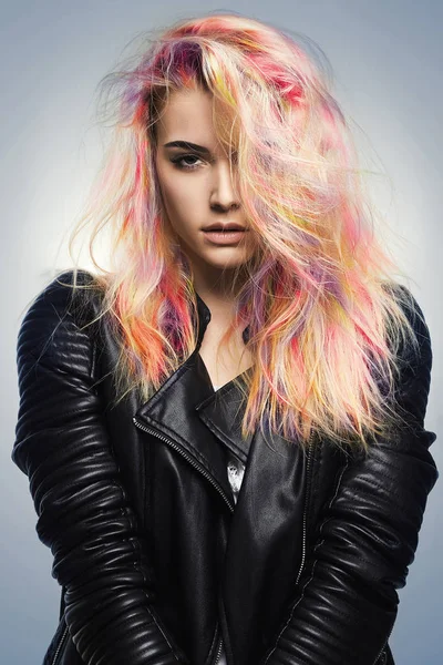 Menina Modelo Moda Beleza Com Cabelo Tingido Colorido Rainbow Hairstyles — Fotografia de Stock