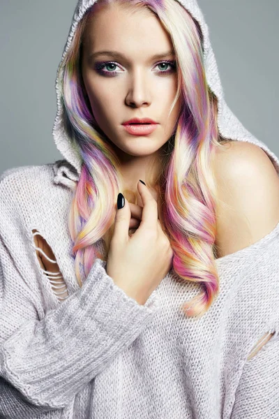 Kolorowe Włosy Piękną Dziewczynę Kaptur Piękna Modelka Kolorowych Włosów Farbowanych — Zdjęcie stockowe