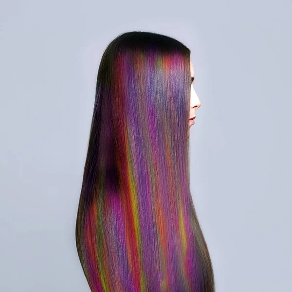 彩虹发型的年轻女子 多彩的头发女孩 — 图库照片
