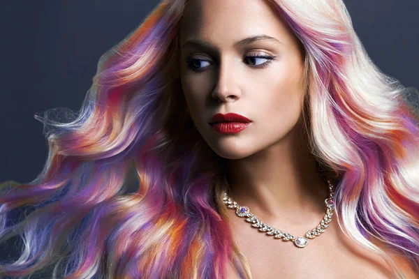 Mooie Vrouw Met Haar Kleurrijke Sieraden Regenboog Kapsels Beauty Fashion — Stockfoto