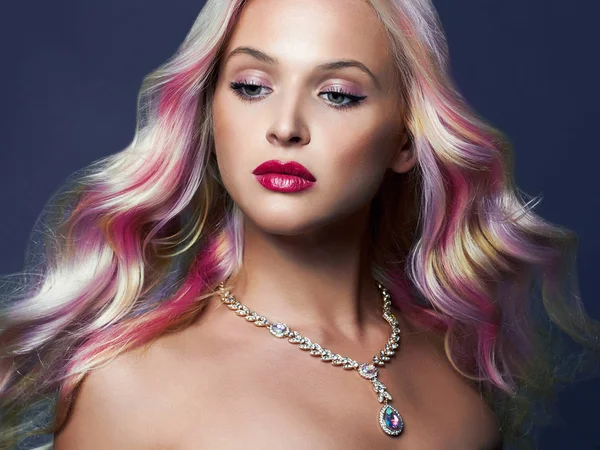 美丽的女人与五颜六色的头发和珠宝 彩虹发型 彩色染发美容时尚模型 — 图库照片
