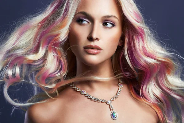 Красивая Блондинка Красочными Волосами Rainbow Hair Style Woman Jewelry Макияж — стоковое фото