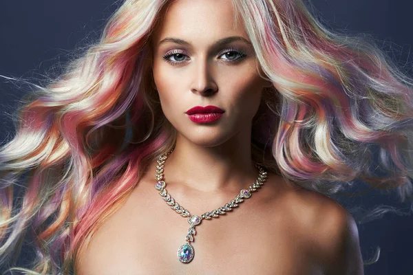 Frumoasa Blonda Fata Par Colorat Rainbow Hair Style Woman Jewelry — Fotografie, imagine de stoc