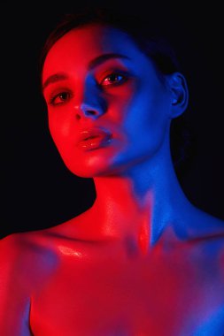 Güzellik renkli parlak ışıklar bir genç kadın. güzel kız makyaj ve vücut parlayan portresi