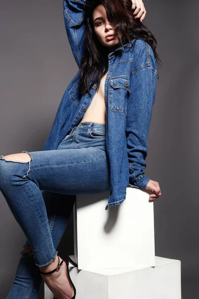 Jovem Morena Jeans Menina Bonita Moda Cubo Estúdio — Fotografia de Stock