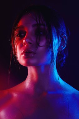 renkli ışıklar güzel genç kadın. sanat güzellik portresi. Vücut parlayan gökkuşağı ile ıslak kız