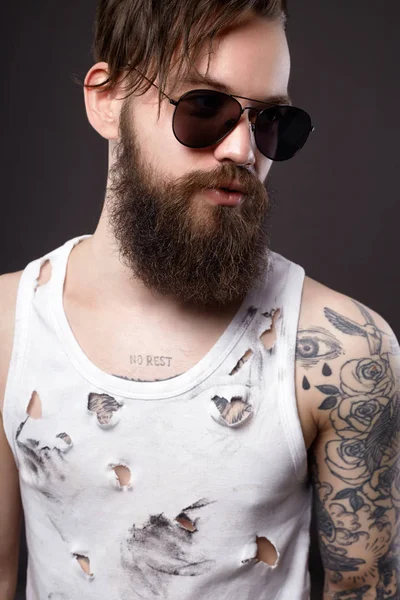 Przystojny Mężczyzna Okulary Przeciwsłoneczne Brodaty Hipster Chłopiec Tatuaż Okularach Vintage — Zdjęcie stockowe