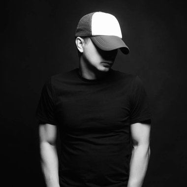 Genç adam şapkalı. Şapkalı şık Hipster çocuk. Siyah beyaz portre