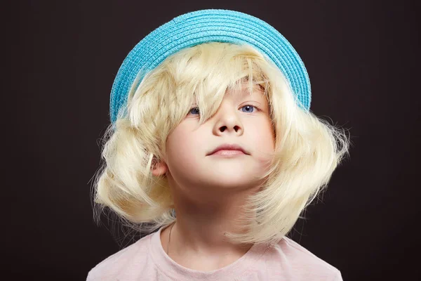 Niño Divertido Sombrero Peluca Chico Guapo Gracioso Pequeño Niño —  Fotos de Stock