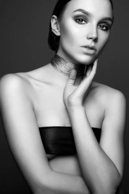 seksi güzel kadın kolye ile. Moda studio güzellik kız portresi