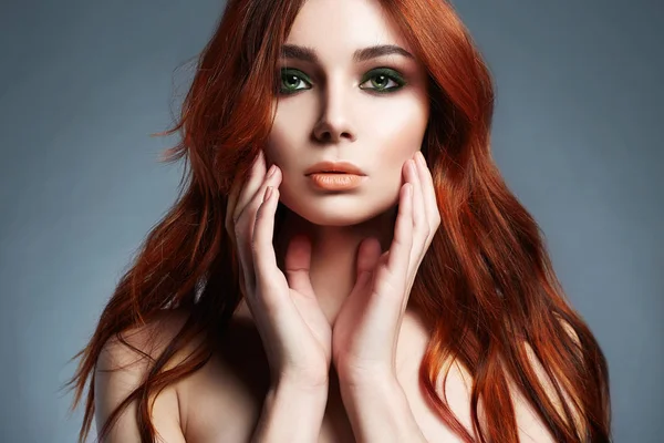 Ομορφιά Κορίτσι Πορτρέτο Υγιή Κόκκινα Μαλλιά Όμορφη Νεαρή Γυναίκα — Φωτογραφία Αρχείου