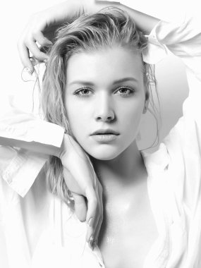 Islak Seksi Kız. Islak saçlı ve vücutlu güzel sarışın kadın. seksi çıplak vücut parçası