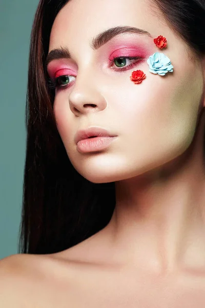 Smyslné Krásná Dívka Květinami Obličeji Krása Ženy Make Růžové Oční — Stock fotografie