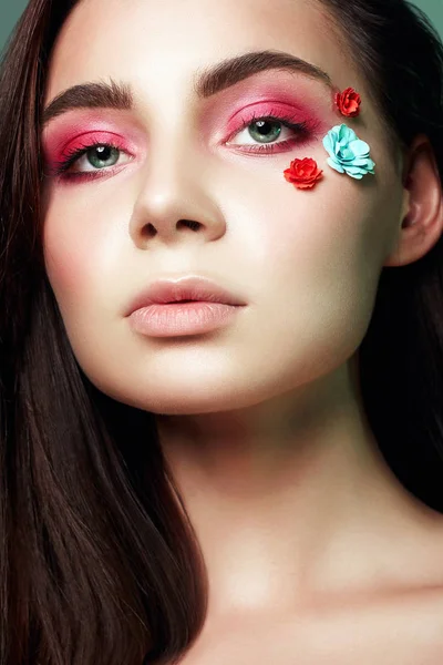 Belle Fille Avec Des Fleurs Sur Visage Beauté Maquillage Femme — Photo