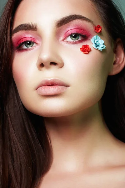 Yüzünde Çiçek Güzel Kızla Güzellik Makyaj Kadın Pembe Göz Farı — Stok fotoğraf